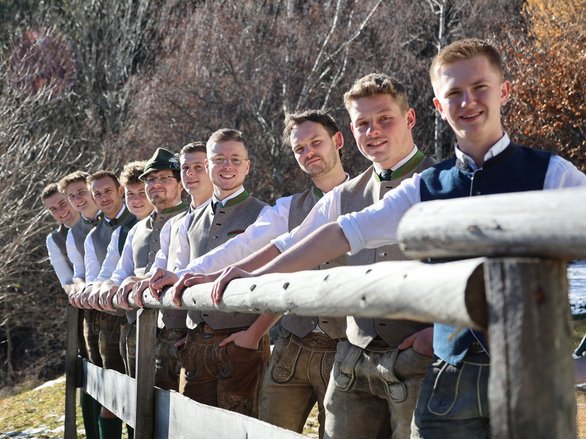 Burschen-v.v.n.h.: Florian Haubner, Maximilian Eberdorfer, Bernhard Schneidl, Julian Pörtschacher, Sandro Panzer, Lukas Kogler, Paul Maier, Maximilian Liebminger, Richard Ertl, Martin Gruber-Veit