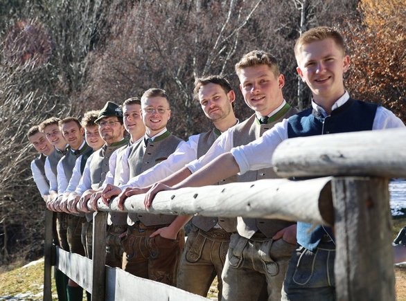 Burschen-v.v.n.h.: Florian Haubner, Maximilian Eberdorfer, Bernhard Schneidl, Julian Pörtschacher, Sandro Panzer, Lukas Kogler, Paul Maier, Maximilian Liebminger, Richard Ertl, Martin Gruber-Veit