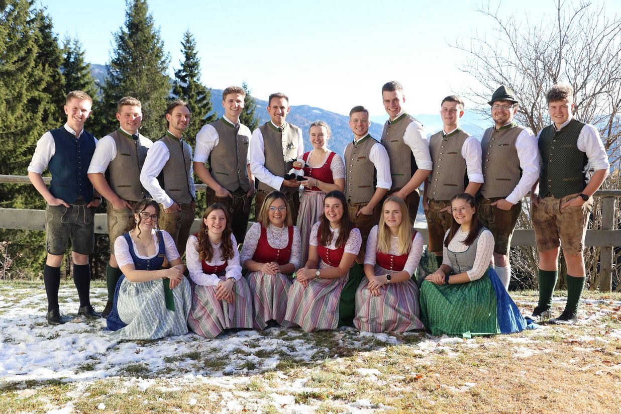 Bezirksvorstand 2025/26-v.l.n.r. stehend: Florian Haubner, Maximilian Eberdorfer, Bernhard Schneidl, Richard Ertl, Maximilian Liebminger, Stefanie Honis, Julian Pörtschacher, Martin Gruber-Veit, Sandro Panzer, Lukas Kogler, Paul Maier; v.l.n.r. sitzend: Kerstin Wallner, Paula Neissl, Christiane Sackl, Susanne Reiter, Marie Hubmann, Katharina Kaltenegger; nicht am Bild: Hannah Schalk